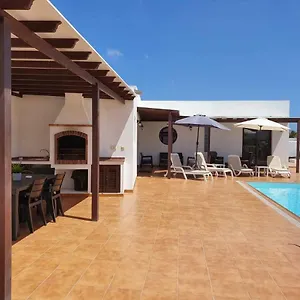 https://villa-santana-playa-blanca-lanzarote.in-canary-islands.com